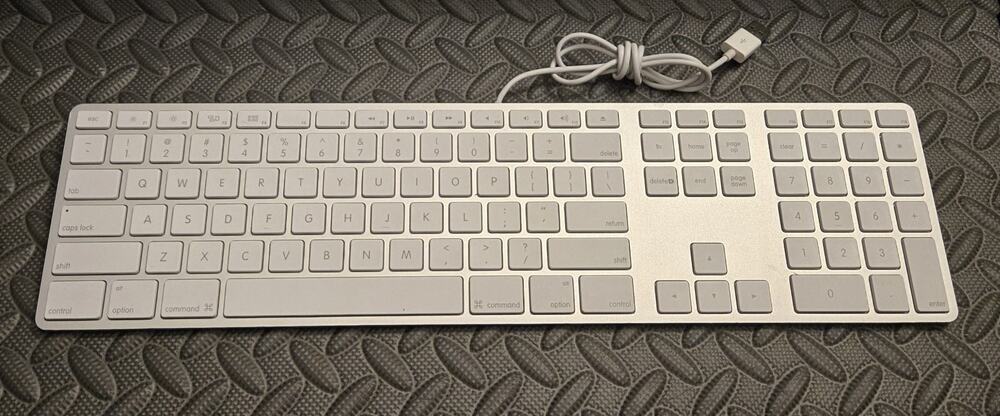 Apple Wired Keyboard A1243 USB Full Size Aluminum Keyboard Tested